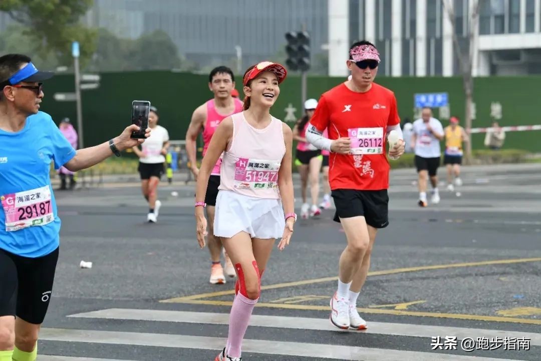 朱迅说跑马拉松的人都是有故事的,50岁朱迅带伤参加马拉松