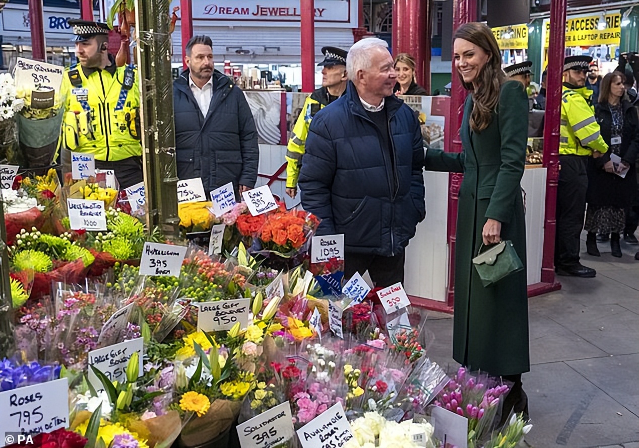 凯*马特**不停蹄宣传新项目，活力满满干劲儿足，还难得“捧场”贝嫂