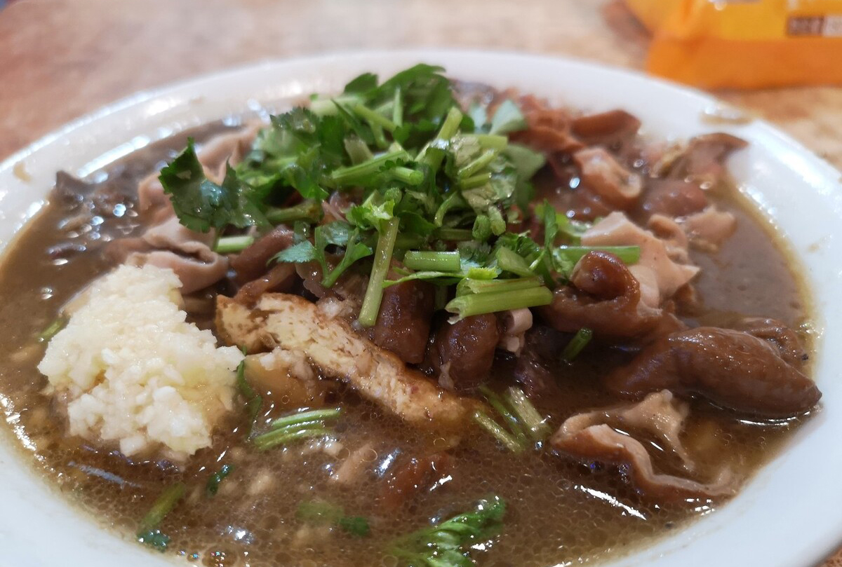 或许是北京最小的“庙”，仅巴掌大小，却被胡同商贩们视为保护神