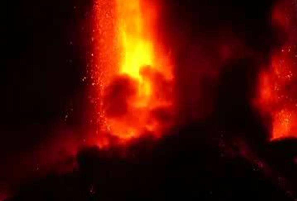 埃特纳火山喷出大量烟圈,火山喷发遮天蔽日但却拯救了地球