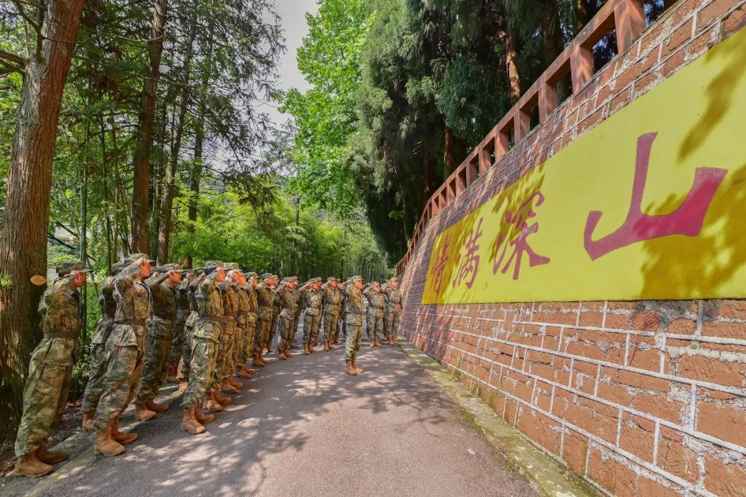 刚到部队时的新兵训练,刚到新兵连入营第一天