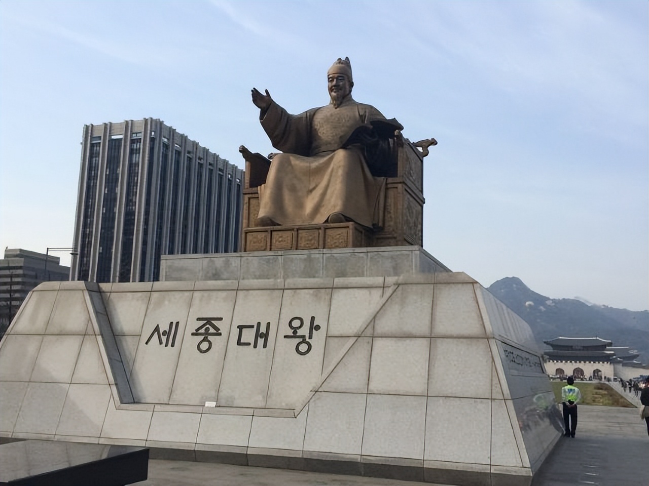 中国送出大礼，韩国一边替美站台，一边对华解释，两面好处都想要