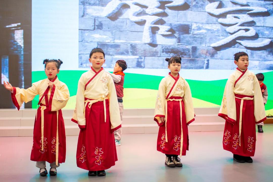 红领巾向未来少先队活动课,红领巾向未来小学班会