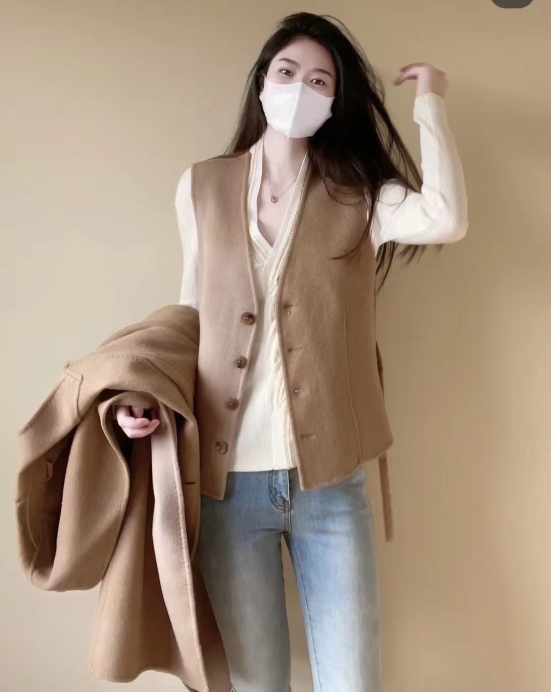 驼色大衣打底配什么颜色显高级,怎样选驼色大衣高级