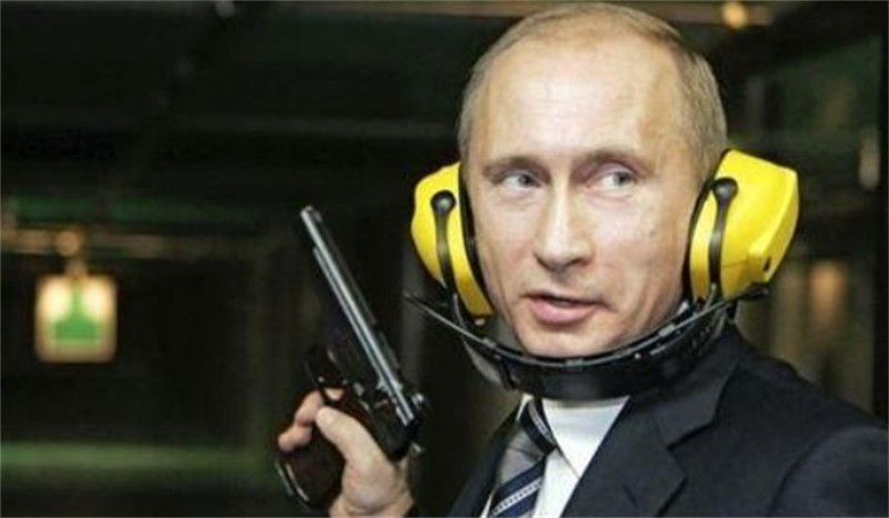 普京走路时右臂从来不动为什么,普京走路时为什么右臂一动不动