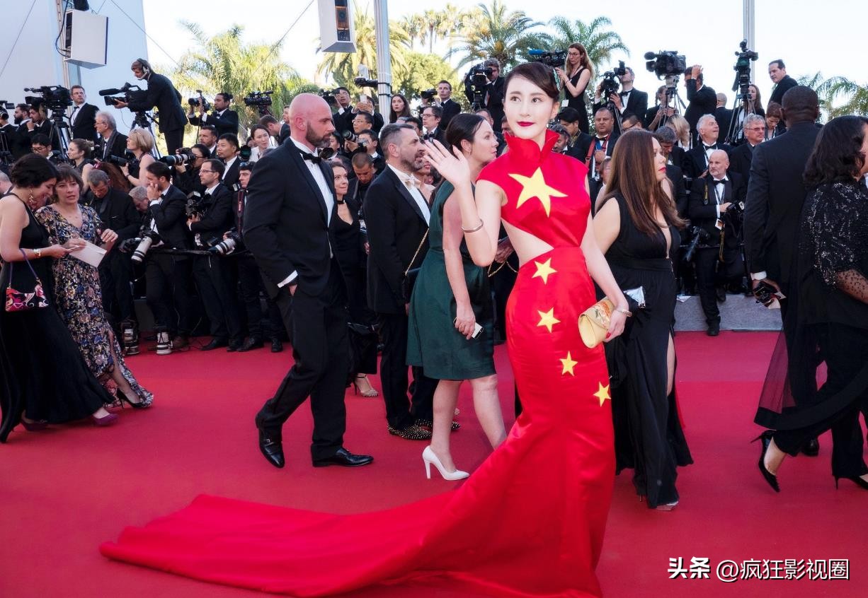 有人穿成玫瑰花，有人真空上阵，戛纳红毯走完了，谁尴尬一目了然
