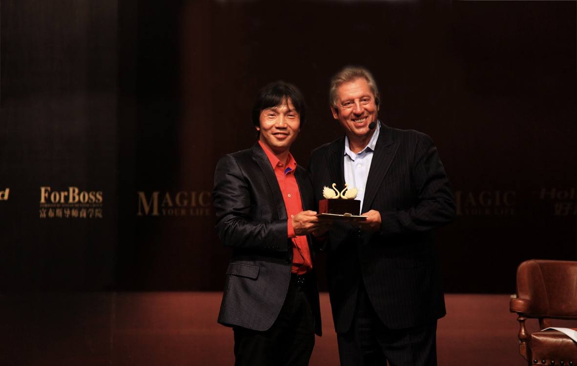 54岁四川男人，开蛋糕店身家20亿，离婚后玩摄影去过53次非洲