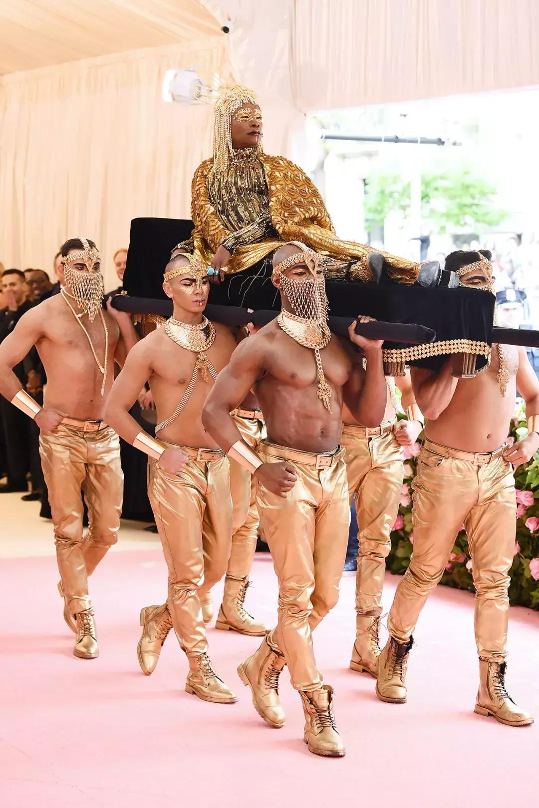 为什么欧美红毯造型那么夸张,国外惊人红毯