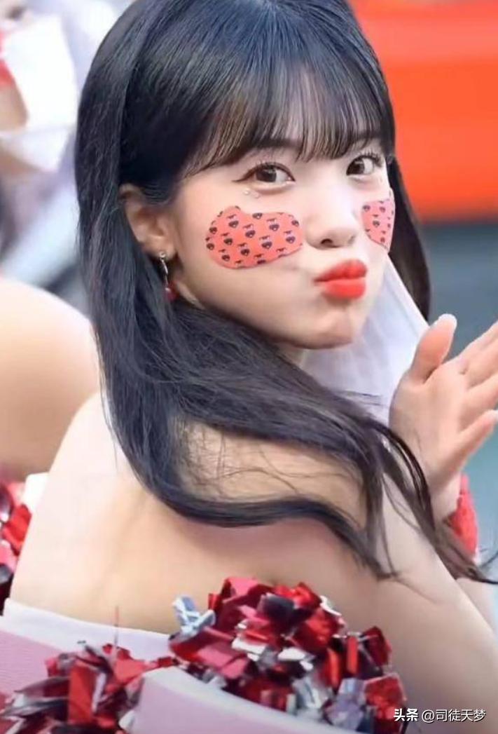 韩国啦啦队穿牛仔短裤绿半截袖,韩国啦啦队长健身照