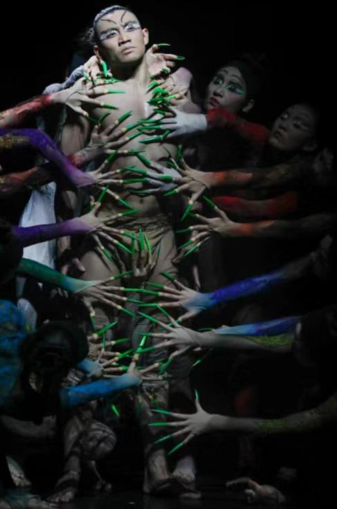 杨丽萍舞蹈再惹争议!女舞者手摸男伴私密部位,场面尴尬疑似低俗