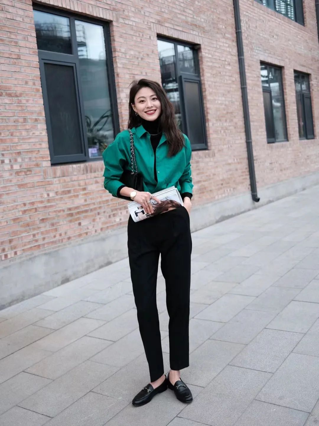 黑裤子极简穿搭高级又有范儿,黑裤子的搭配秋天