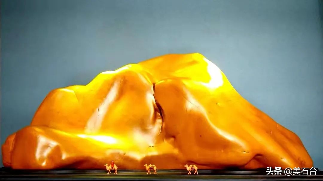 这小学教师用8800元买下一拖拉机的黄蜡石，转手卖出88万