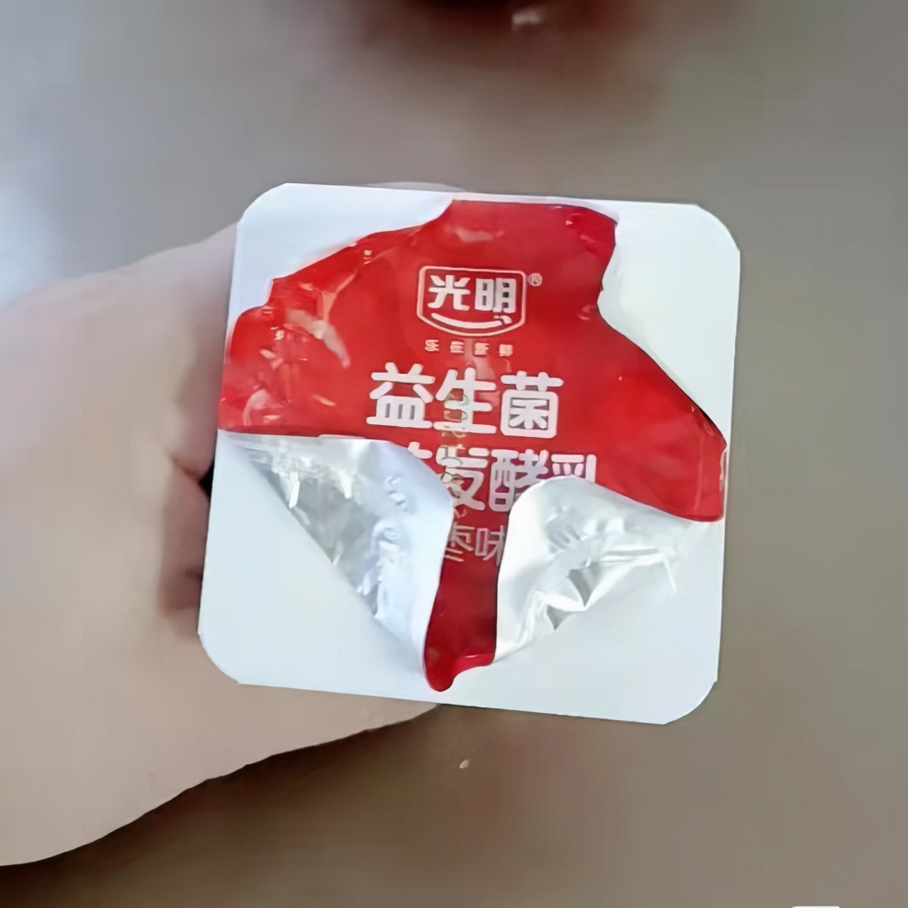 网民分享，撕泡面盖子的“NG时刻”，看到就想笑