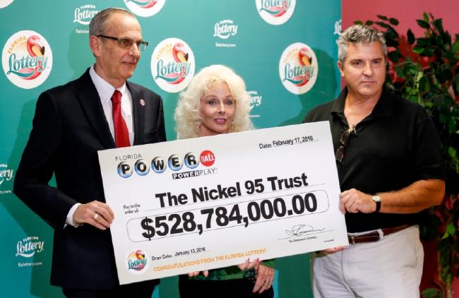 老太守号30年中8亿巨奖,夫妇买1组号3年命中35亿巨奖