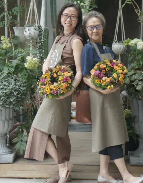 白发老人如何穿搭好看女,最新老年人穿衣风格女