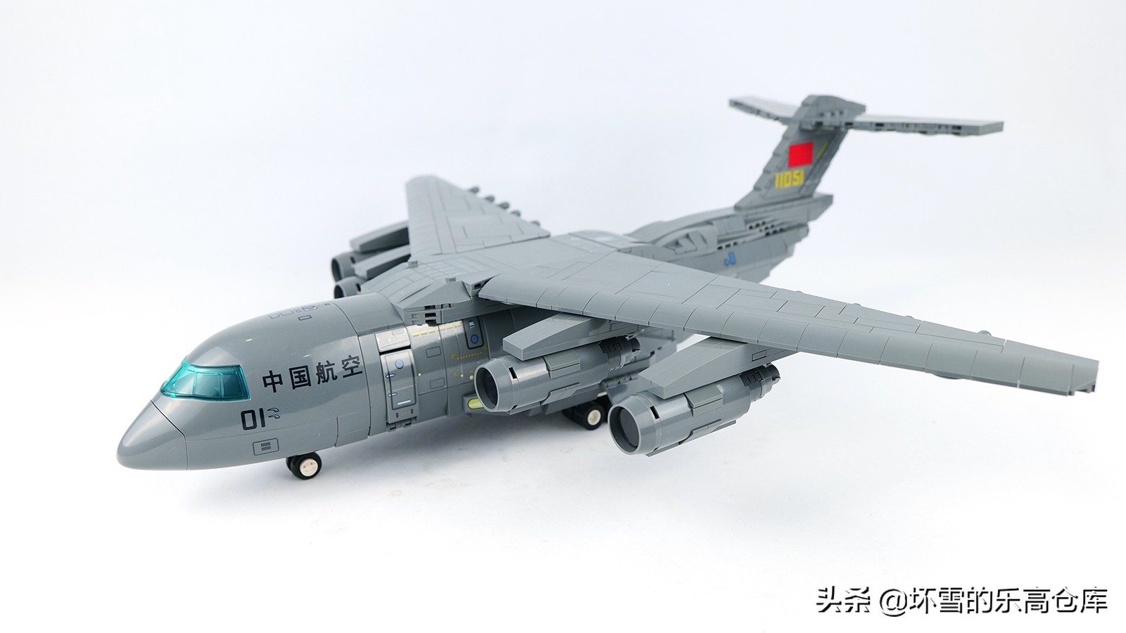 森宝积木6800a拼装视频,胖妞100个积木拼一个超大的机器人