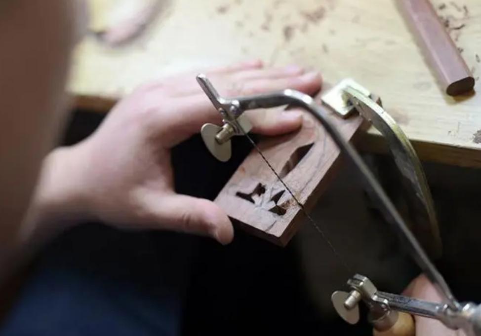 小伙用1200买烂树根,捡个树根做根雕