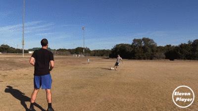 足球上一步踢球慢动作教学视频,足球一脚解围高球技巧