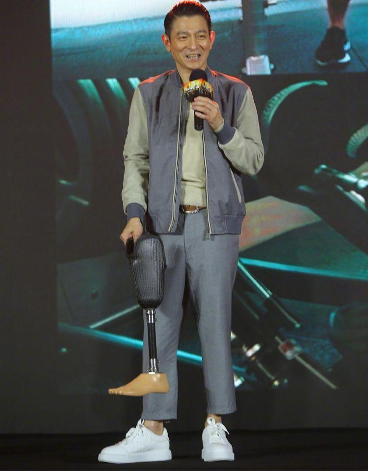 刘德华60岁生日西服配牛仔裤,刘德华年轻时穿牛仔裤白体恤