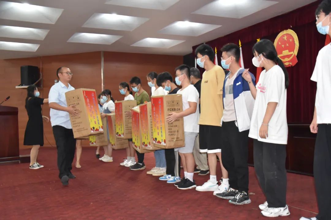 朱小龙口腔医院：为20位准大学生送去爱心箱包