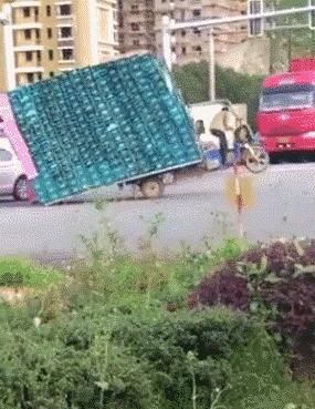 欢乐网图：手机带了但快没电了，又要用也没法充电，那才叫难受呢