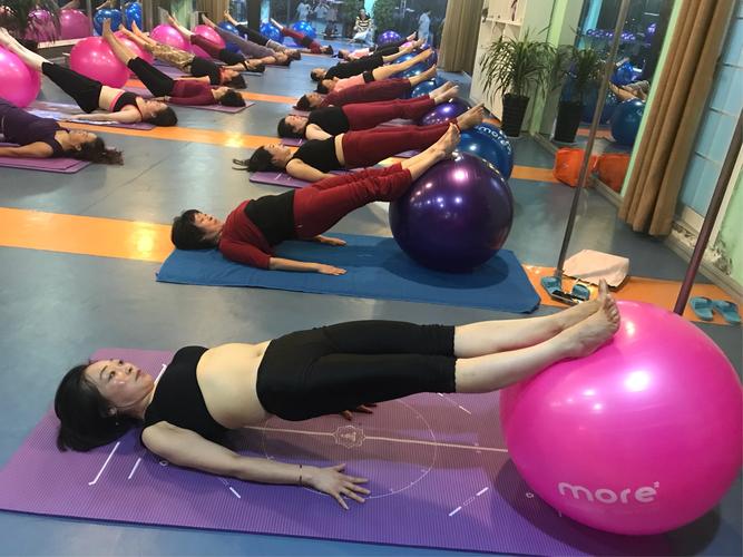 如何用瑜伽球减肥肚子,瑜伽练球减肚子的简单动作
