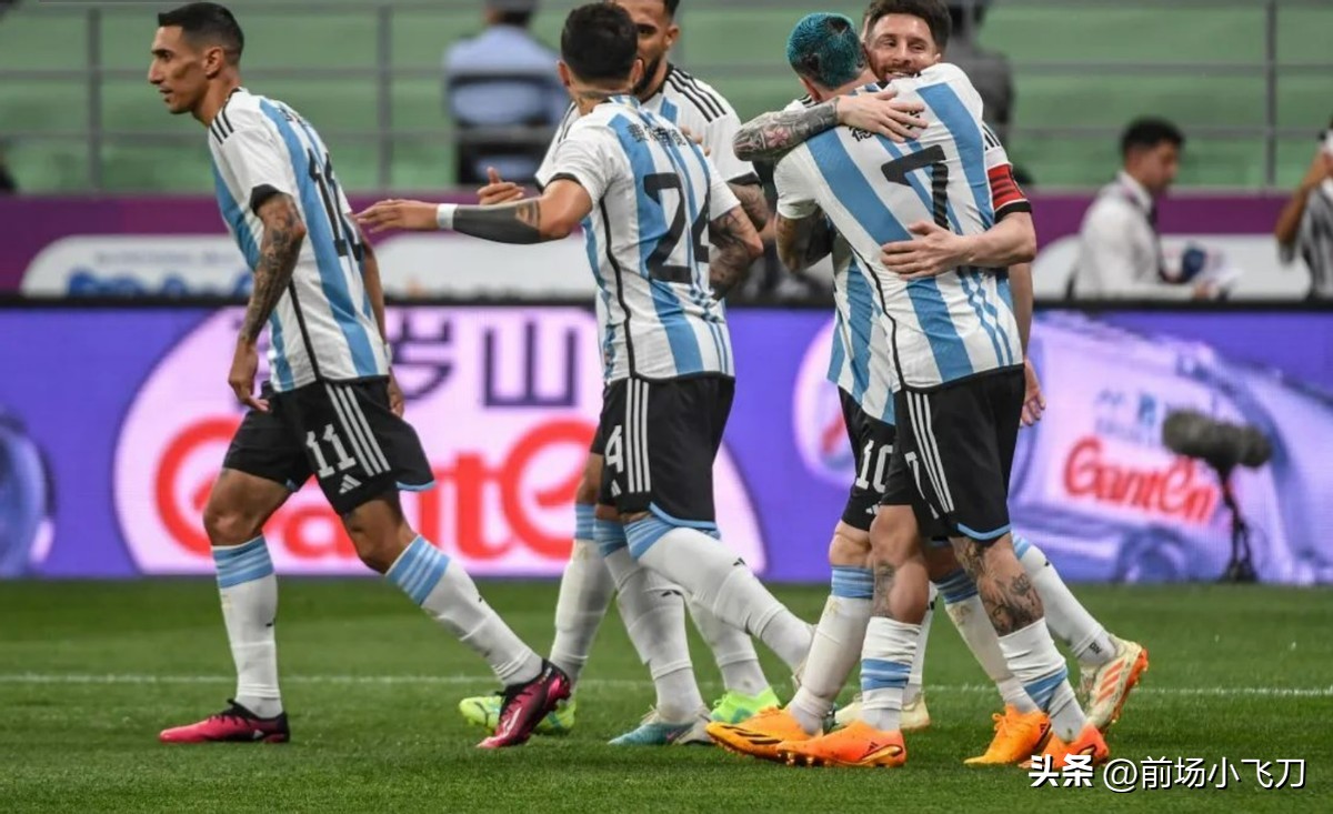 足球场上球迷的暴力行为,球迷冲入球场干扰比赛