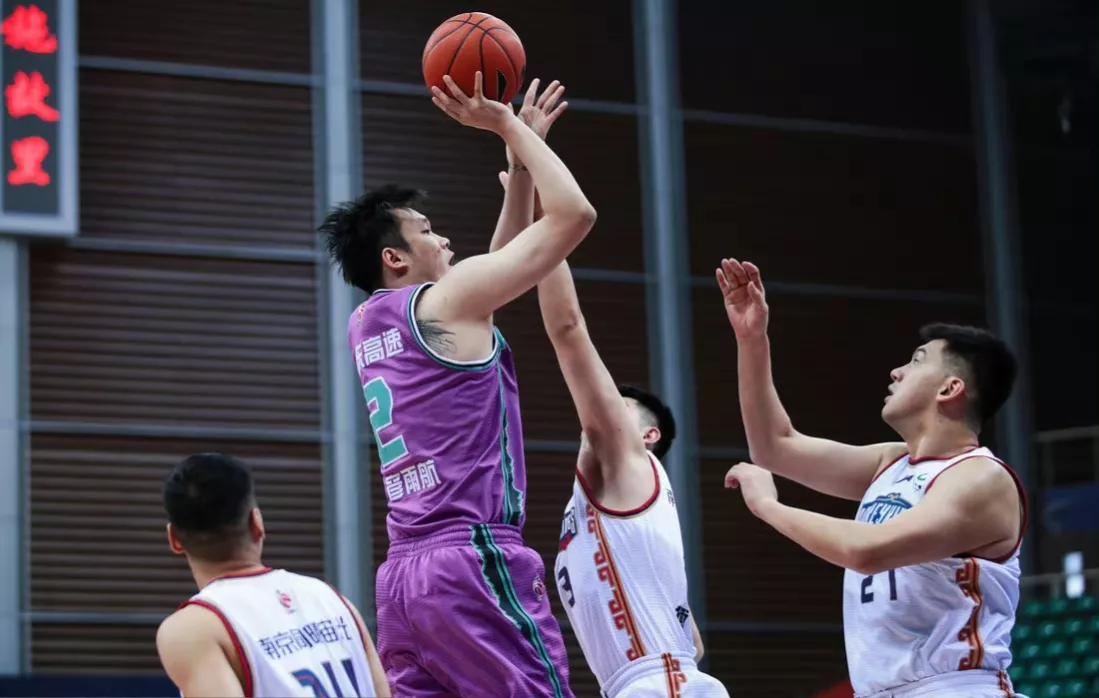 丁彦雨航郭艾伦巅峰对决,cba郭艾伦的过人技巧