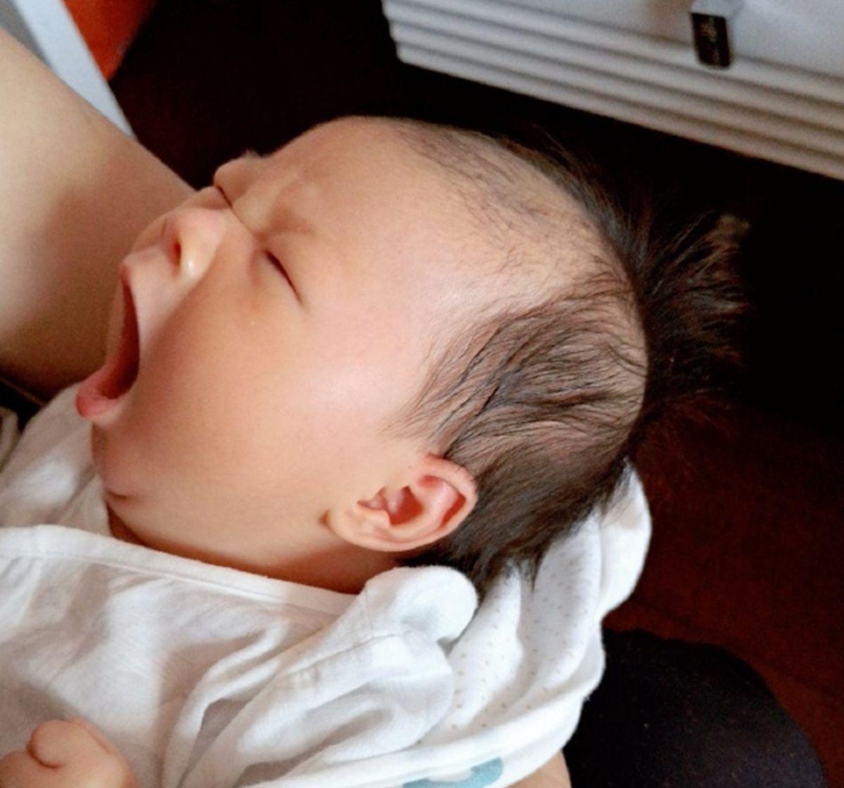 宝宝困了都不肯睡觉怎么回事,宝宝很困却不肯睡觉