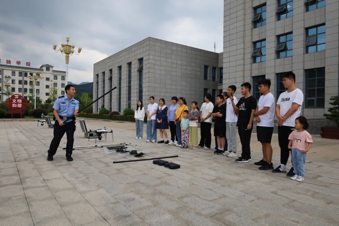 新县公安“走进警营筑梦启航”民辅警子女升学祝捷活动举行