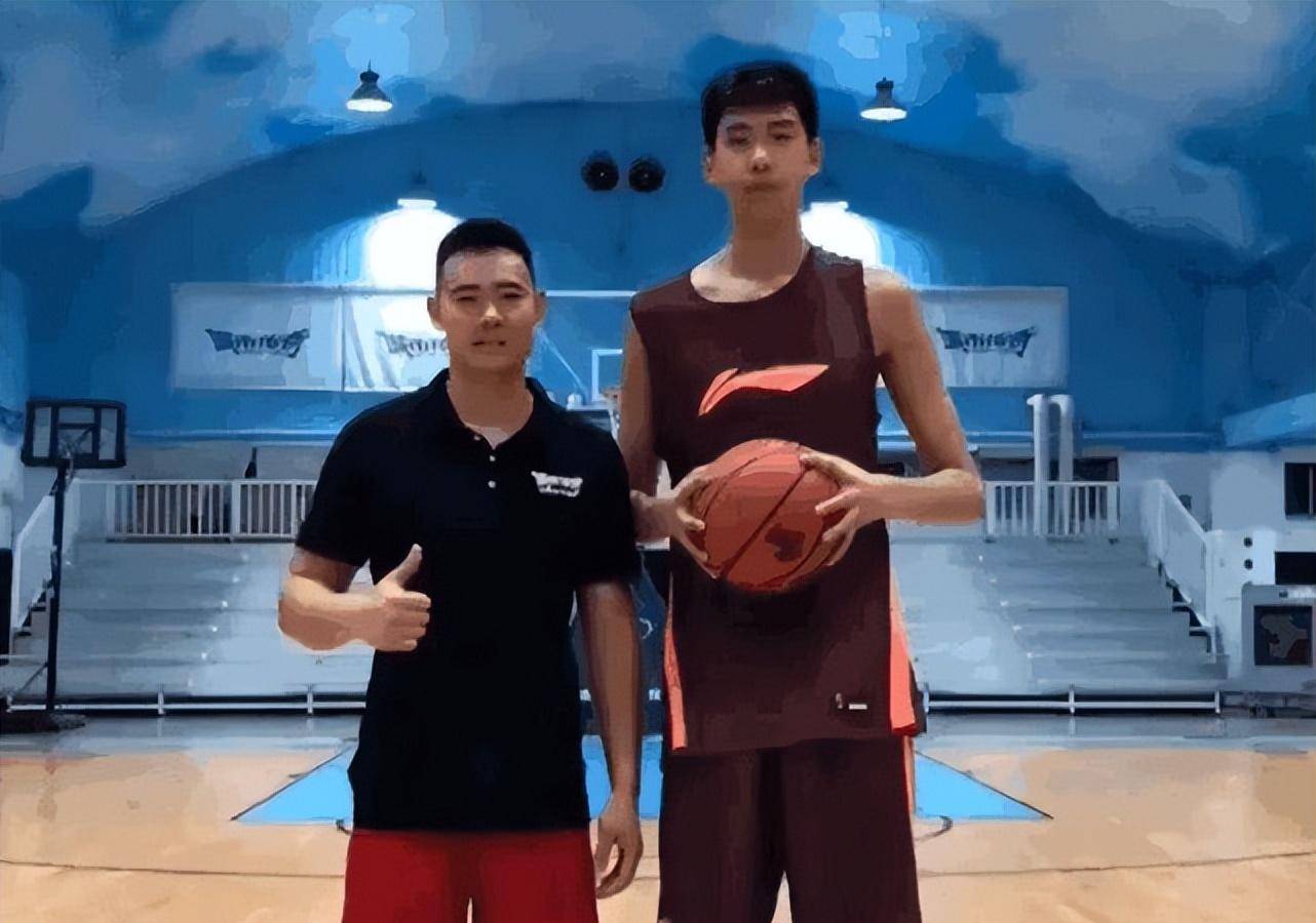 盘点cba历史十大中锋,cba总决赛姚明51分21篮板