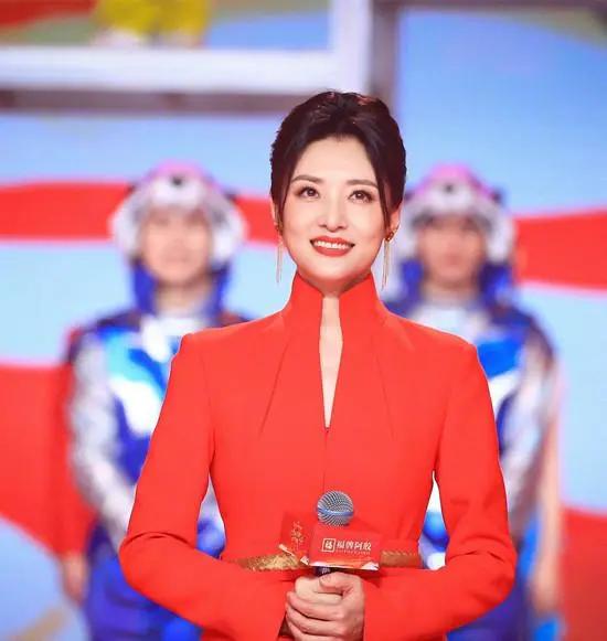 山东春晚路透！53岁周涛气质佳，郭德纲冯巩现身，刘雨昕全家登台