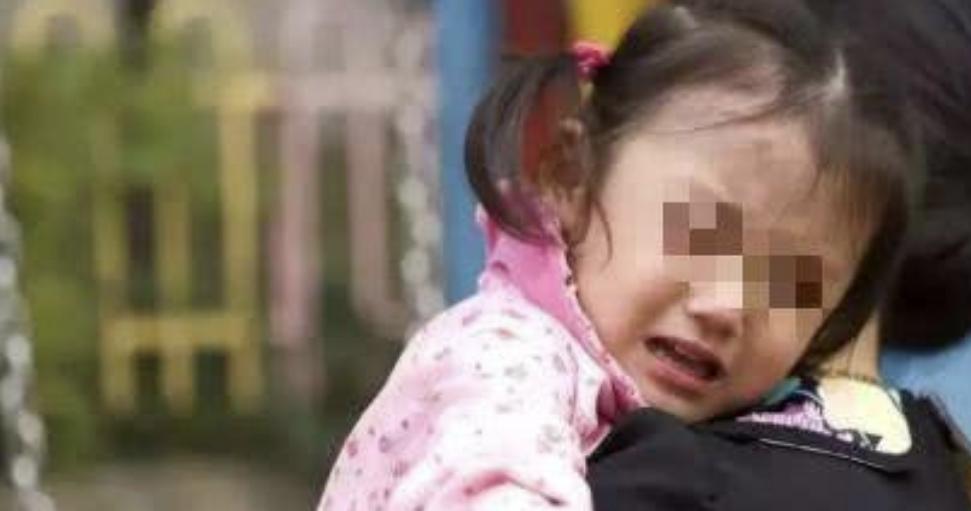 七旬的重庆老教师，在众人面前露出*体下**，引围观群众的不满和质疑