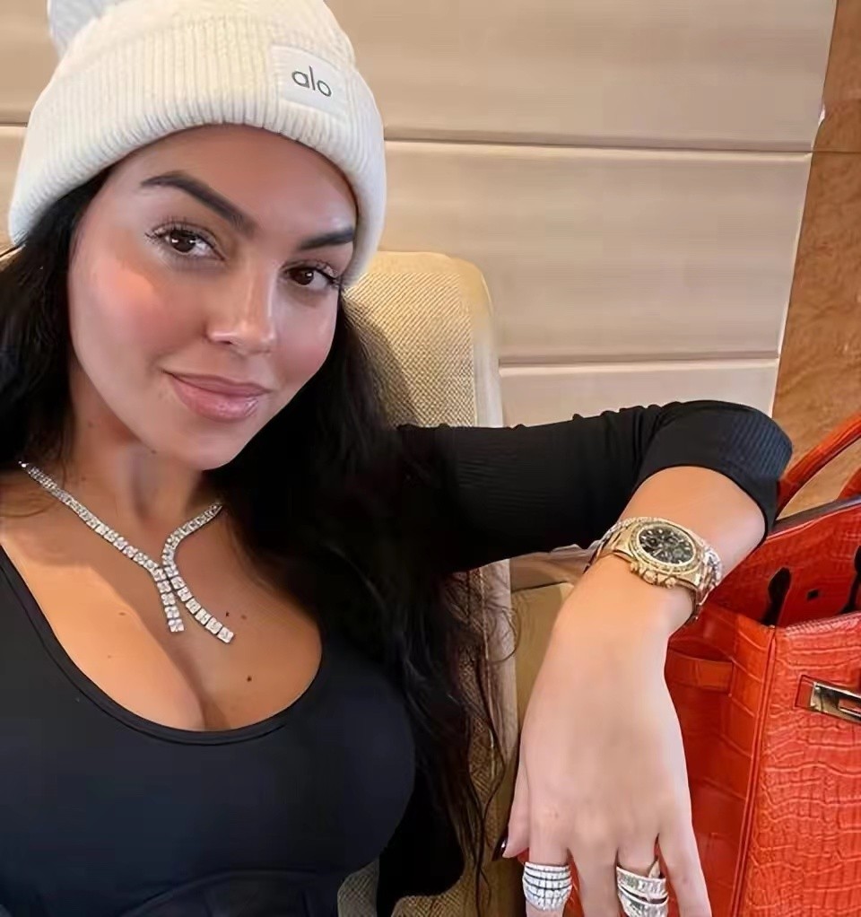 c罗乔装打扮和乔治娜去迪士尼,c罗在迪拜为乔治娜庆生