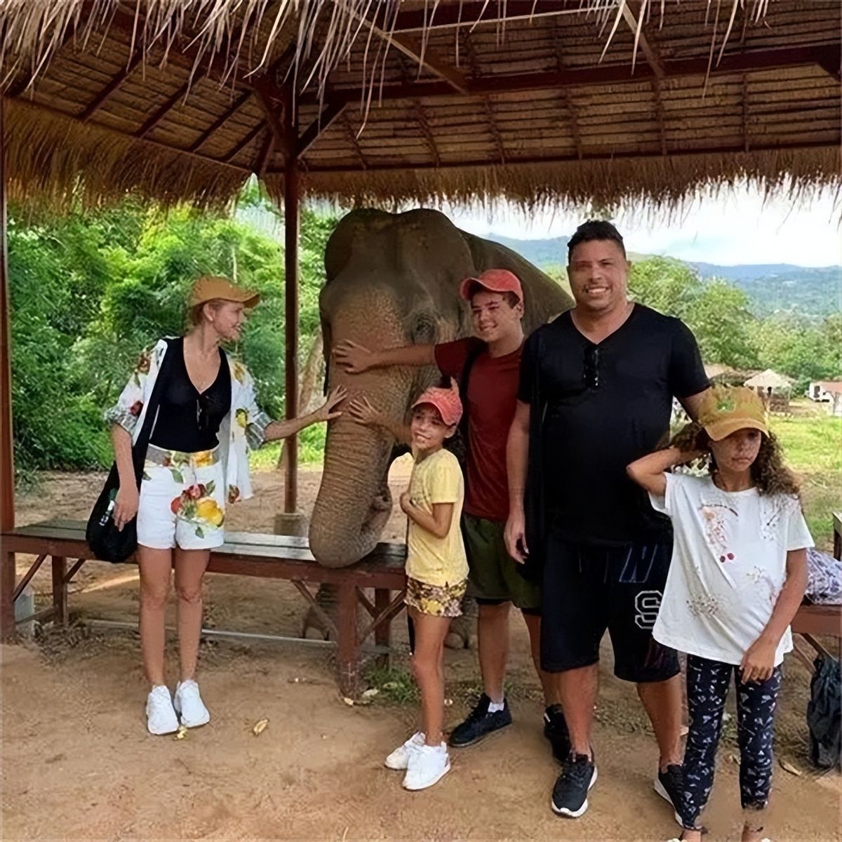 46岁罗纳尔多近况,罗纳尔多职业生涯加盟的俱乐部