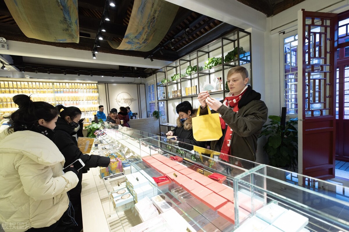 30岁女模特生下三胞胎,30岁女模特生三胞胎混血