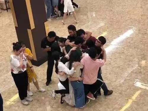 适合大人们玩的团建游戏,团建趣味新游戏