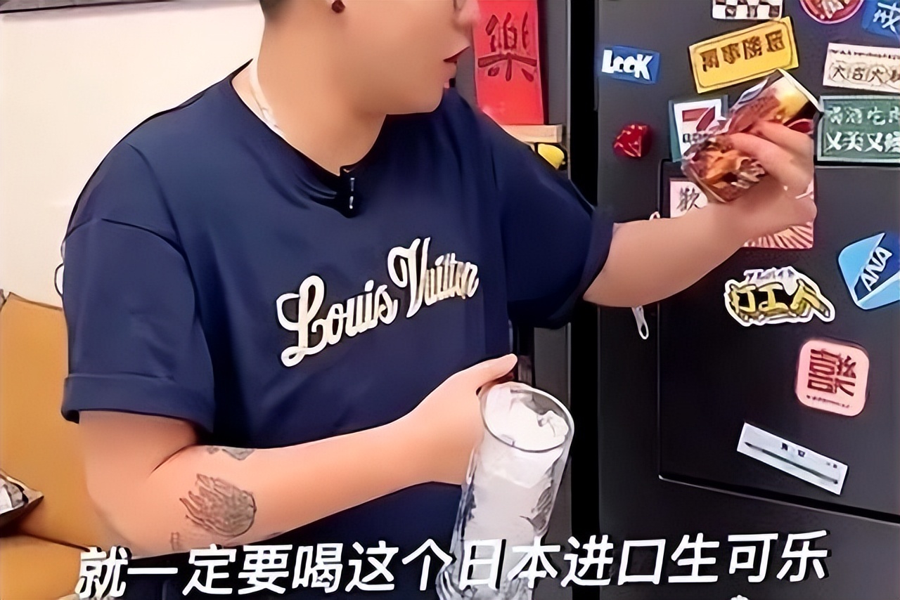 群魔乱舞:上海街头黑人带队领舞，年轻男女跟着装模作样，好尴尬