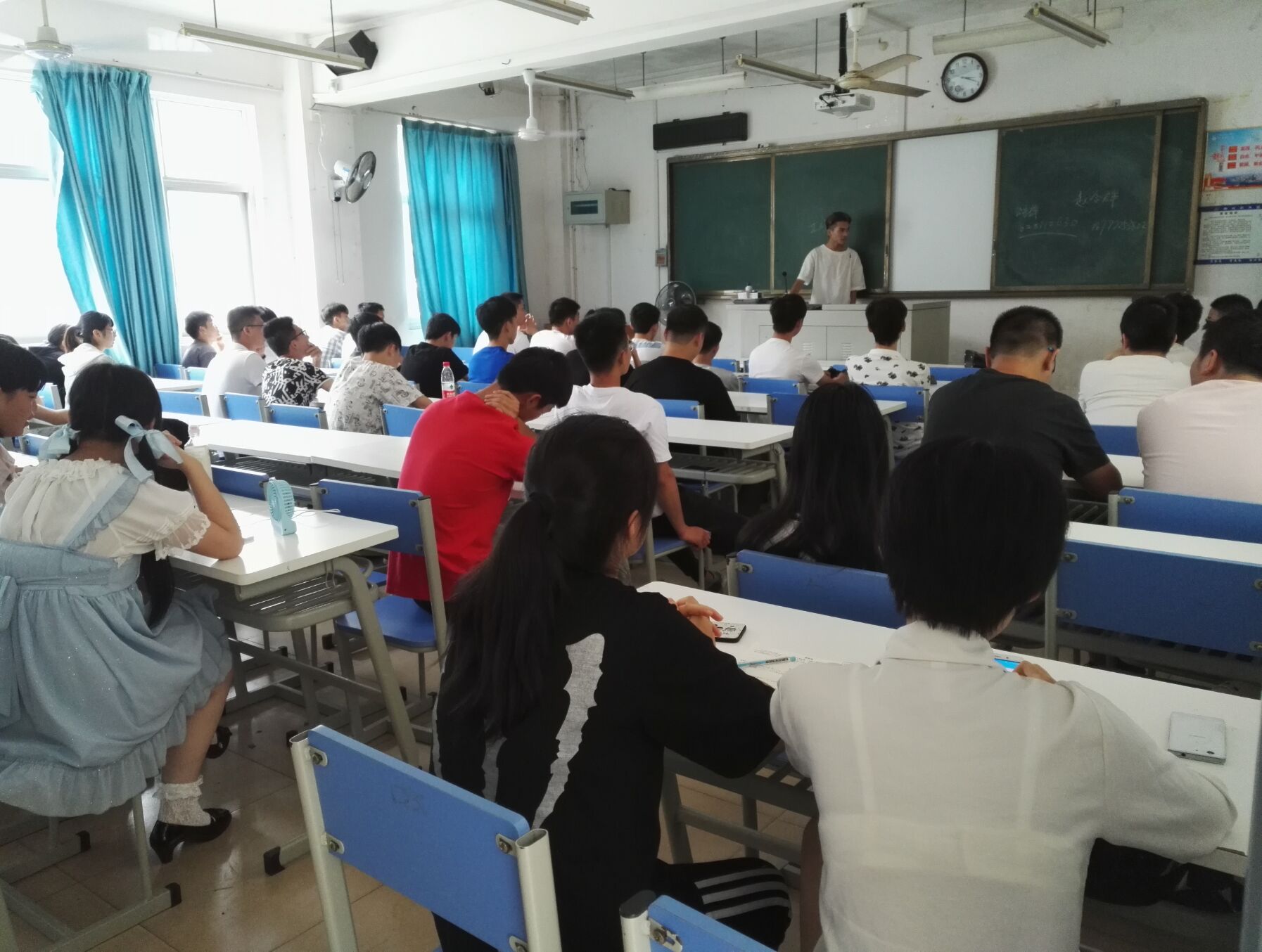 大一新生的自我介绍社恐版,大一社恐新生自我介绍