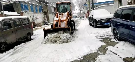 干群齐上阵清雪保畅通,干群抗冰除雪保民生