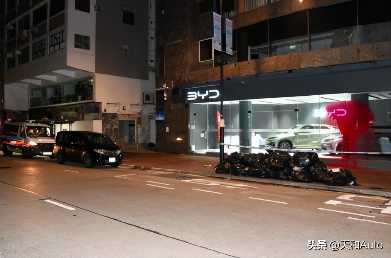 香港门店及比亚迪被泼红油漆,比亚迪香港店铺遭泼红油漆撞闸门