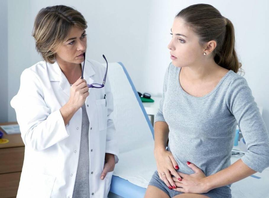 女子身上长虫医生拿镊子治疗,女子体内有蜱虫被医生拿镊子拔出