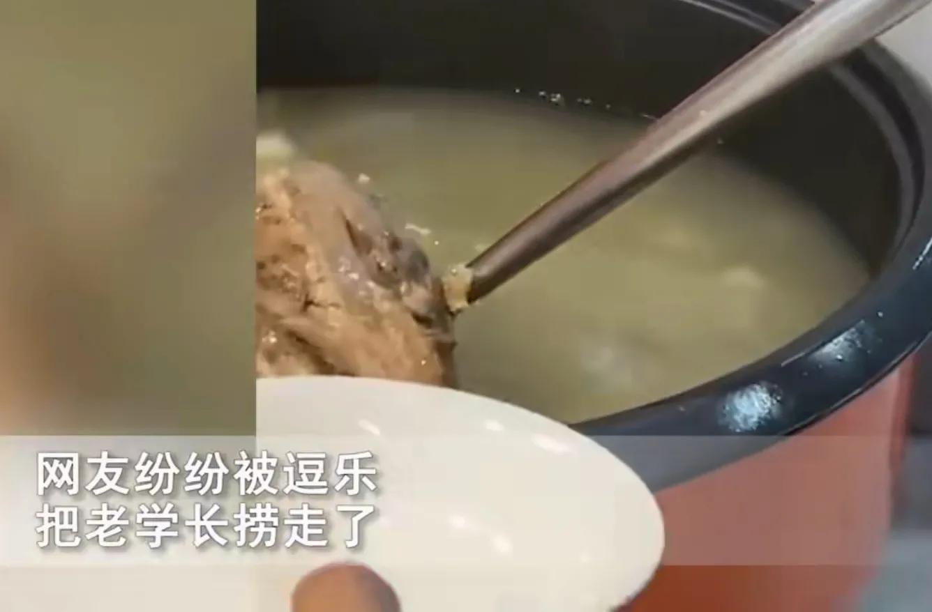 大学生食堂盛汤夹走唯一汤骨被制止：员工称肉没熟让放回去，无奈