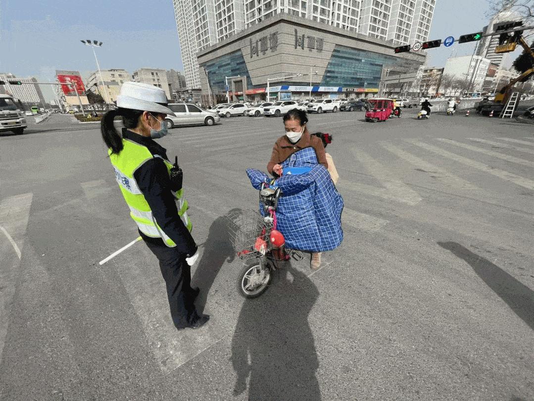 南阳电动车私加篷伞专项整治行动,南阳交警开展春雷行动