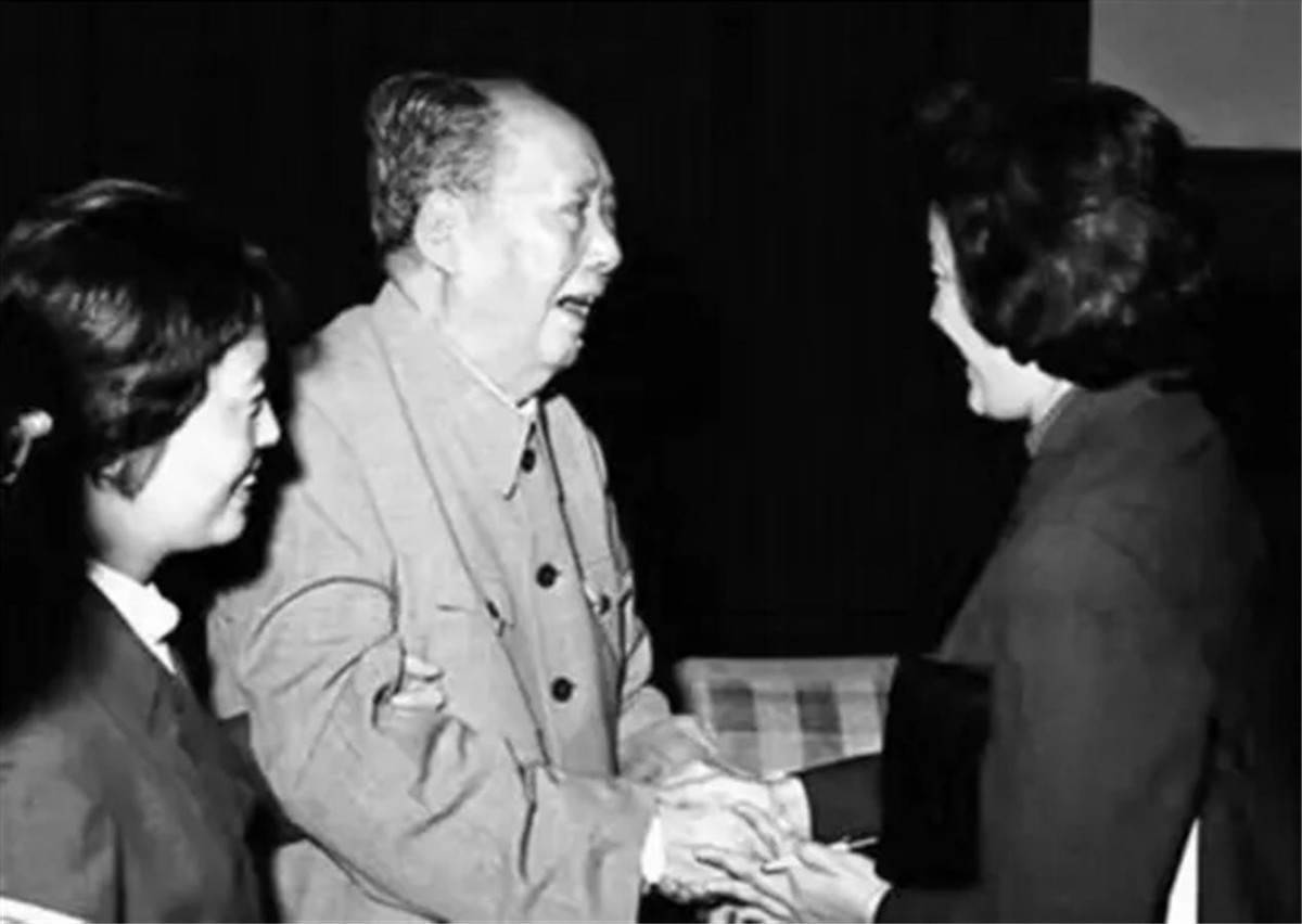 1976年毛主席逝世前,曾交代张玉凤:你要时常到我的坟上看望