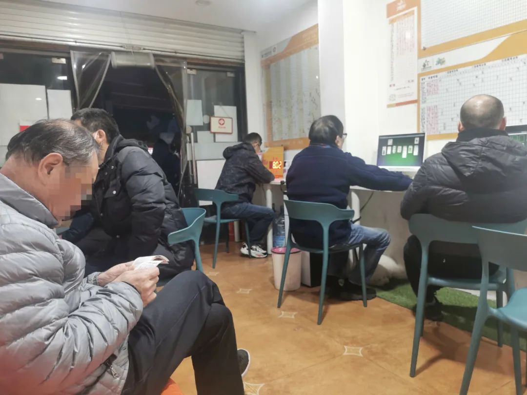 世界杯小伙子买彩票,世界杯彩票大爷