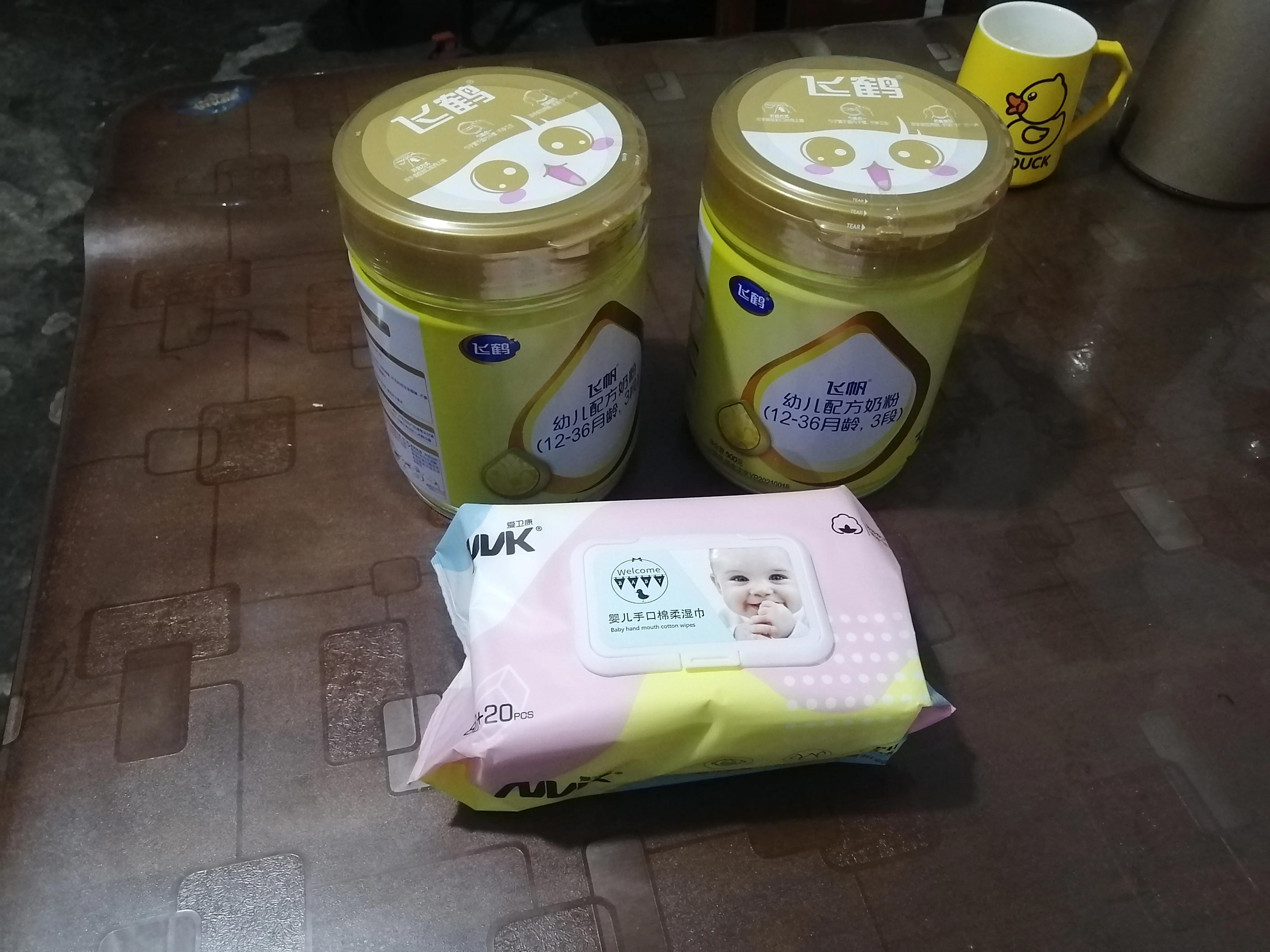 带着二宝去购物,带小宝去买婴儿衣服