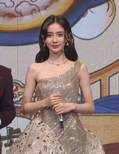 湖南元宵晚会：张小斐深V开到肚脐，AB假唱明显，50岁杨钰莹赢了