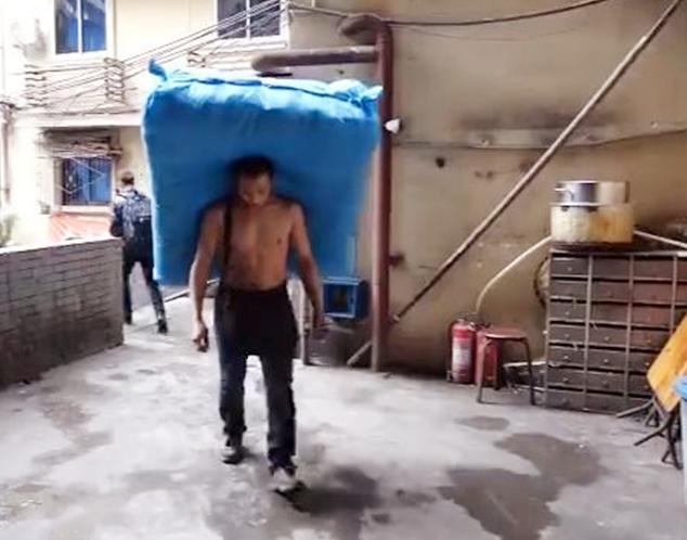 时隔23年这张父子合影令人泪目,父子合影九年前对比照片