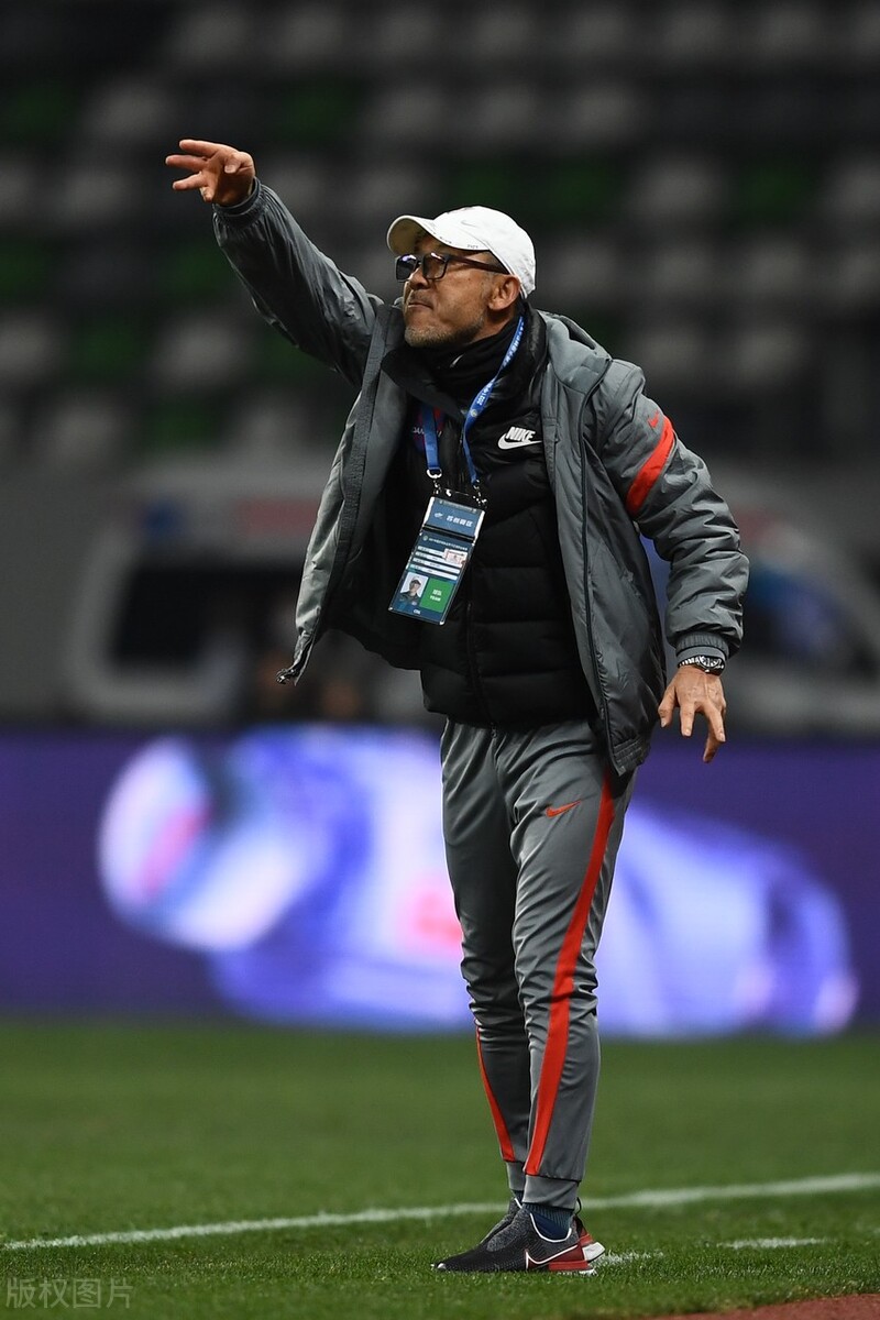 值得尊敬！保级大战上演逆转大戏，重庆队1-0战胜大连人